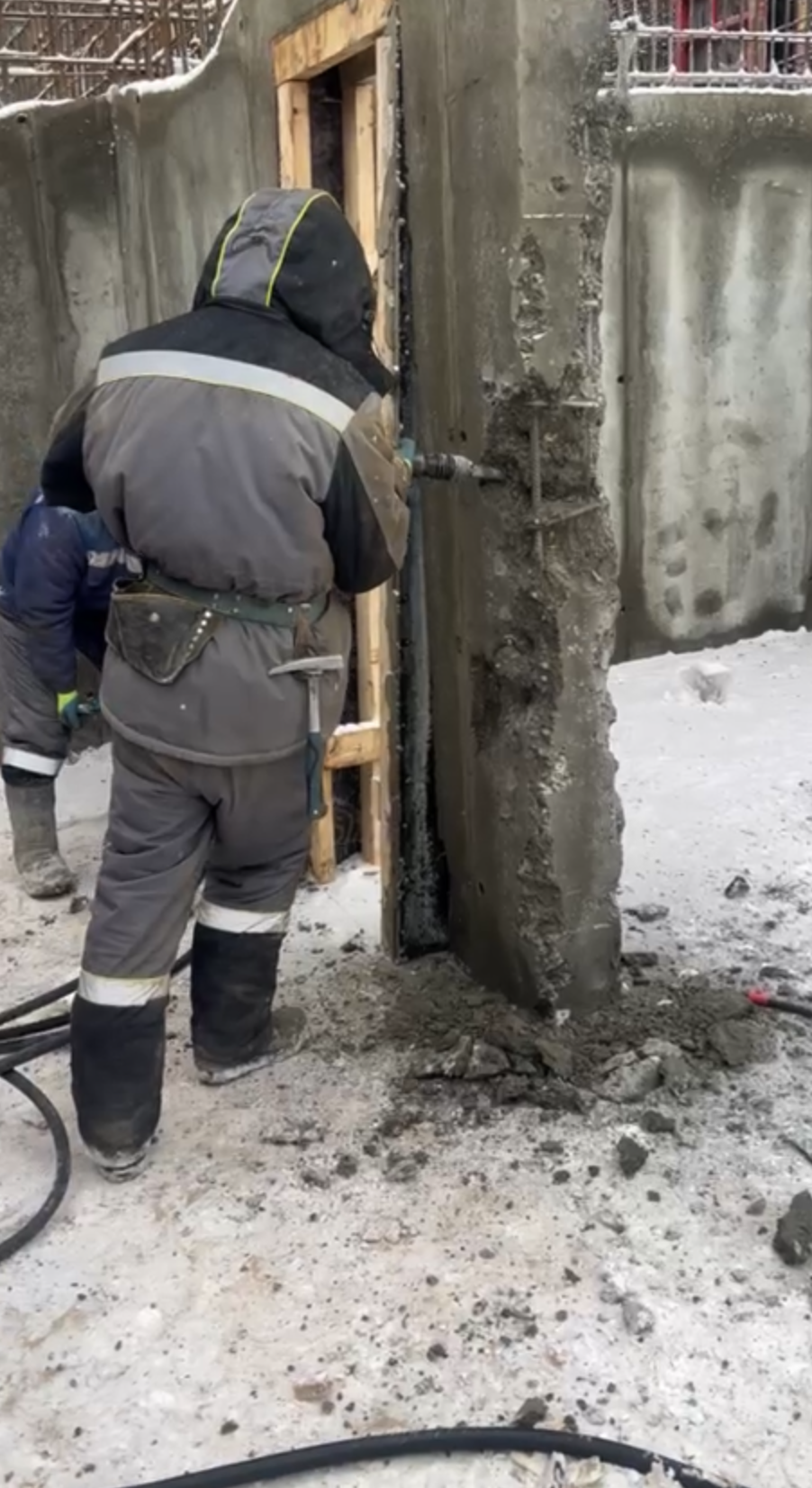 Пневмодемонтаж бетона